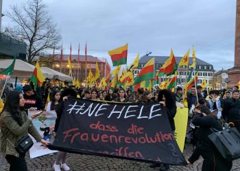 Darmstadt’ta genç kadınlar: “Kadın Devrimi’ne saldırılara İzin Verme!”