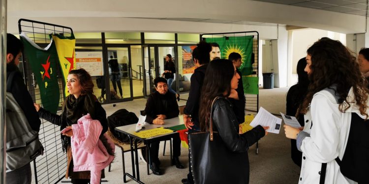 Marsilya’da öğrenciler işgale karşı stand açtı