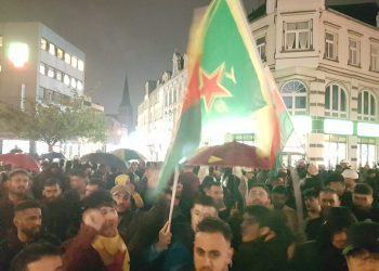 YENİLENDİ – Almanya’da gençler faşistlerin gösterisini engelliyor