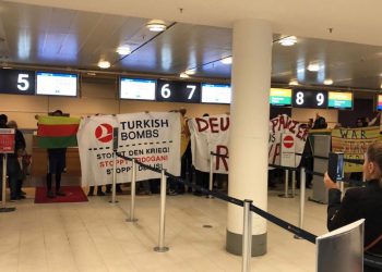 Bremen Havaalanı’nda THY gişeleri önünde eylem