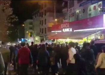 İstanbul’da halk “Her Yer Berxwedan Her Yer Rojava” sloganları ile yürüyor