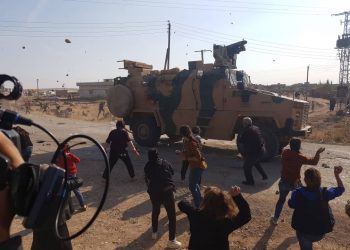 Kobanê halkı Rus-Türk ortak devriyesini çürük meyve ve yumurtalarla kovaladı