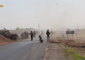 Kobanêliler bir kez daha işgalci konvoyu taşladı