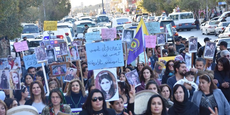 Silêmaniyê’de kadınlar şiddete karşı yürüdü