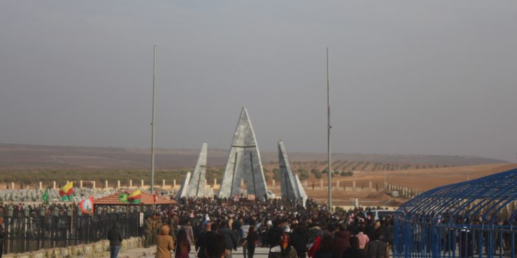 Cenga Rojava Direnişi şehitleri için görkemli tören