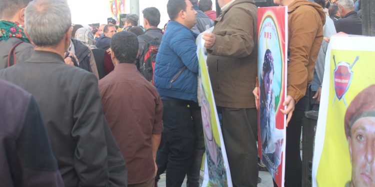 Cenga Rojava Direnişi şehitleri için görkemli tören