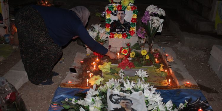 Qamişlo’da genç kadınlar şehitliği ziyaret etti