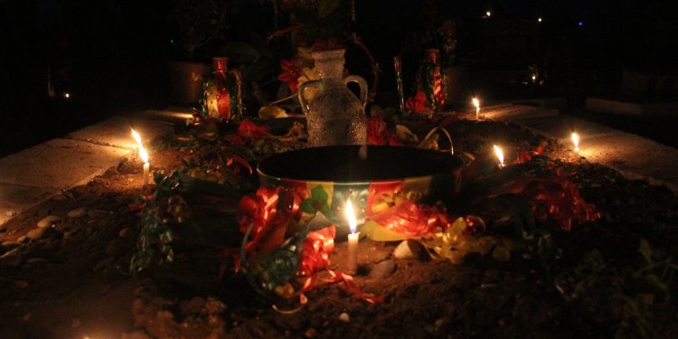 Qamişlo’da genç kadınlar şehitliği ziyaret etti