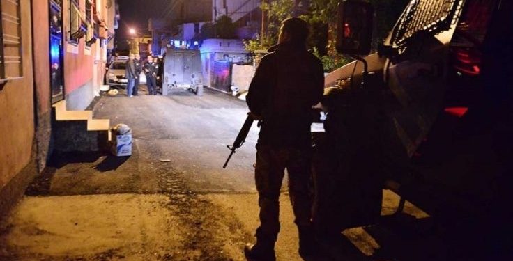 SON DAKİKA – Wan’da işgalci Türk polisi ev baskınında bir yurttaşı katletti!