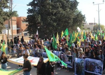 Dirbêsiyê’de halk alanlara çıktı