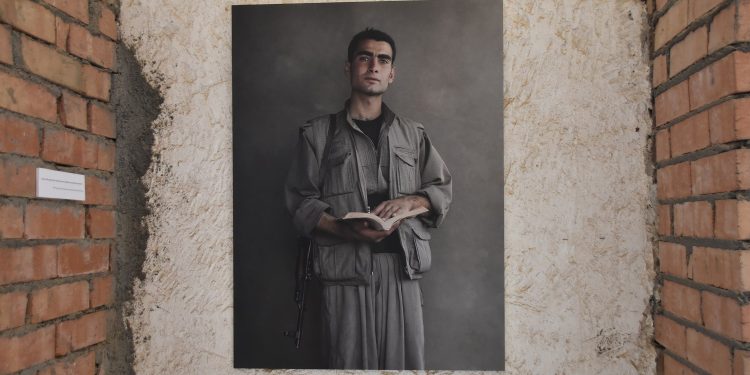 Kanadalı fotoğrafçı, direnenlerin fotoğraflarını sergiliyor