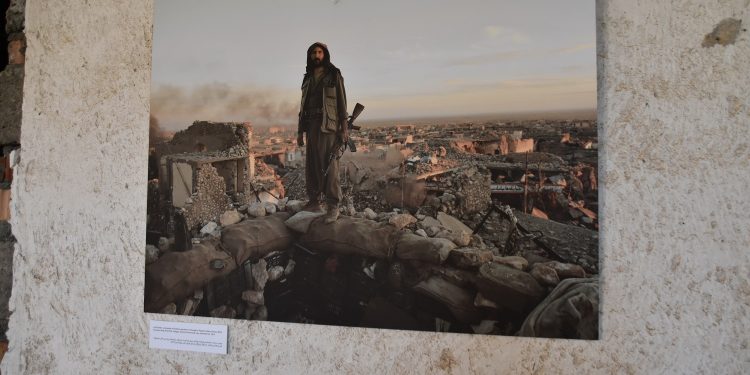 Kanadalı fotoğrafçı, direnenlerin fotoğraflarını sergiliyor