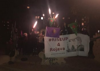 Cadı kostümleriyle bildiri eylemi