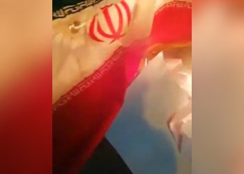 Rojhilat Kurdistan’ı ve İran’da halk ayakta: İran bayrakları ateşe verildi