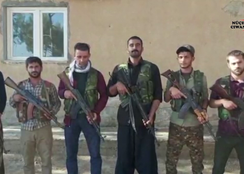 İşgal saldırılarına karşı gençler direniş mevzilerinde