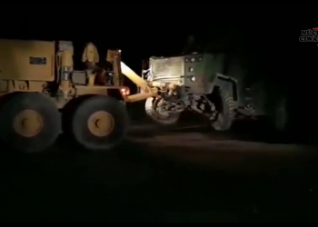 Kullanılamaz hale gelen işgalci Türk askerlerinin zırhlı araçları vinçlerle çekildi