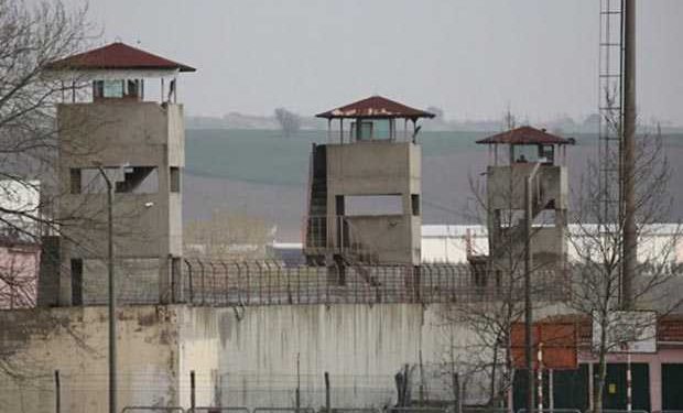 Faşist cezaevi yönetimi kadın tutsakları çıplak arama ile tehdit ediyor