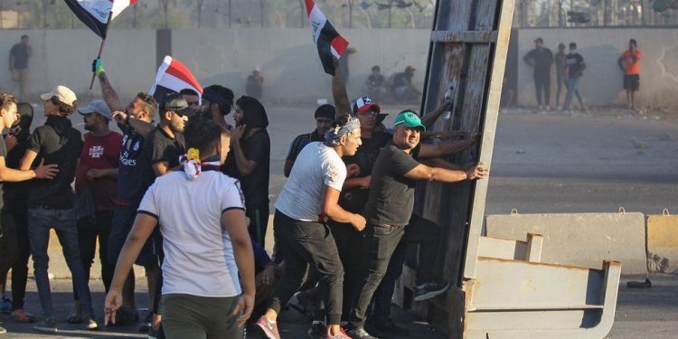 Irak’ta üniversite öğrencileri meydanlara aktı