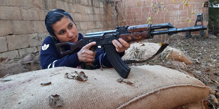 Direniş mevzilerindeki YPJ savaşçıları: Katillere karşı mücadele saflarına
