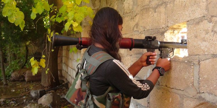 Direniş mevzilerindeki YPJ savaşçıları: Katillere karşı mücadele saflarına