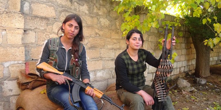 Direniş mevzilerindeki YPJ savaşçıları: Katillere karşı mücadele saflarına