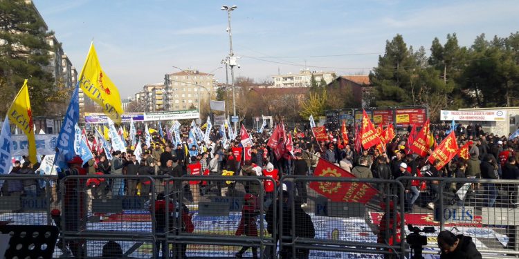 Emekçiler engellemelere rağmen alanlardaydı