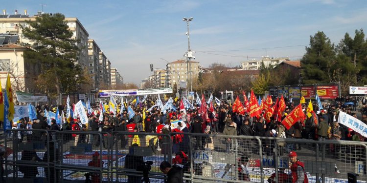 Emekçiler engellemelere rağmen alanlardaydı