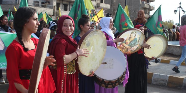 Genç kadınlar işgale karşı alanlardaydı