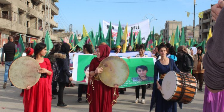 Genç kadınlar işgale karşı alanlardaydı