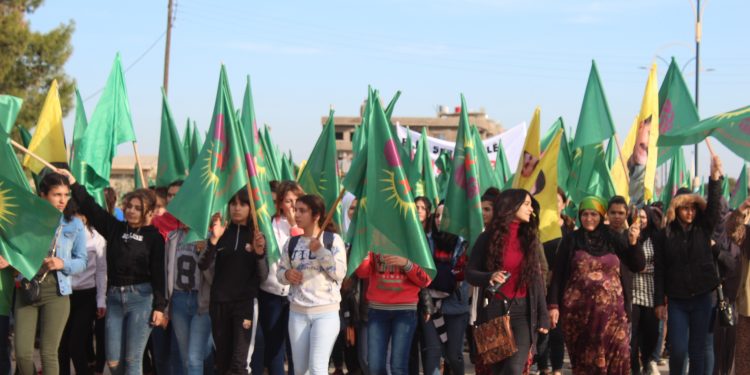 Genç kadınlar işgale karşı alanlardaydı