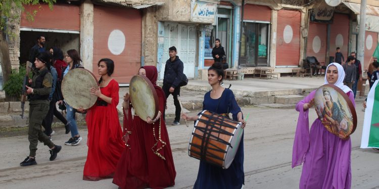 Genç kadınlar işgale karşı alanlardaydı
