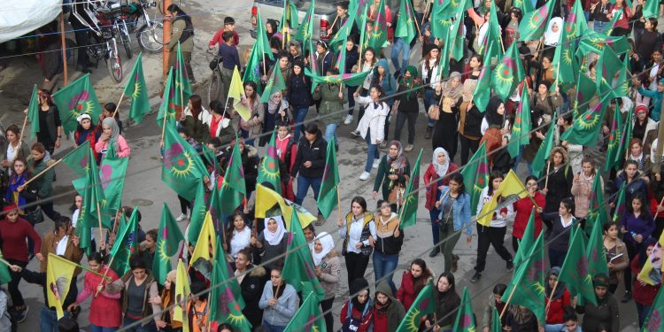 Genç kadınlar işgale karşı alanlardaydı