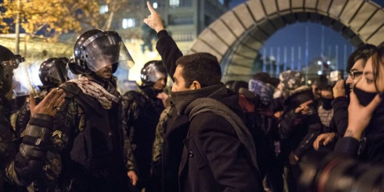 İran’da onlarca gösterici gözaltına alındı