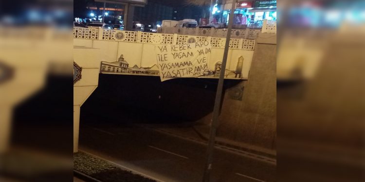 Amed’e, “Ya Reber Apo ile Yaşam Ya da Yaşamama ve Yaşatmama” pankartı asıldı