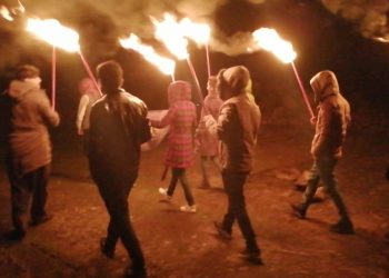 Gençlerden tecride karşı meşaleli yürüyüş