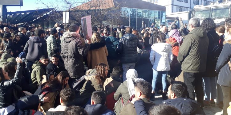 Üniversite öğrencilerinin Gülistan Doku eylemine işgalci polis saldırdı!