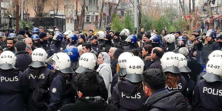 Amed’de “Bijî Serok Apo” sloganları ile yürüyüş