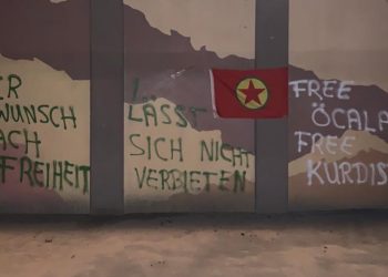 Köln’de komploya karşı yazılama çalışması