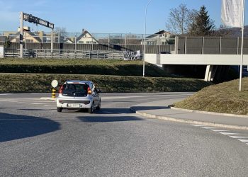 Aarau’da gençler komploya karşı otoyola pankart astı