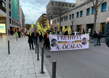 Kürt gençleri Halklar Önderi Öcalan’a uygulanan tecride karşı eylemde