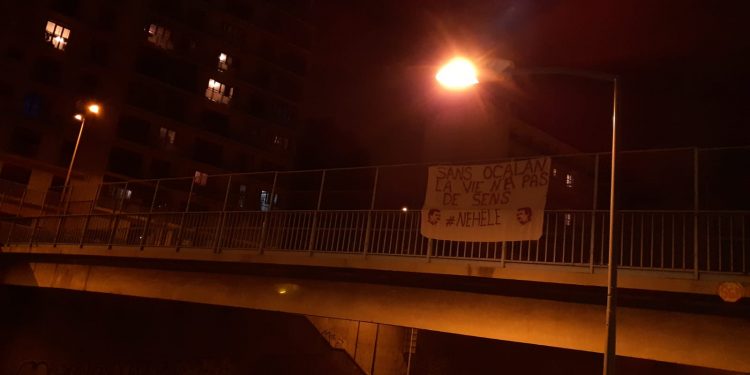 Marsilya’da üç ayrı noktada pankart asıldı