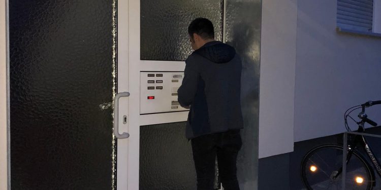 Kürt gençlerin öfkesi büyüyor: Freiburg’da genç kadınların öncülüğünde bildiriler dağıtıldı