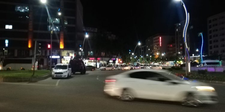 HDP Êlih il binasına işgalci Türk polis baskını!