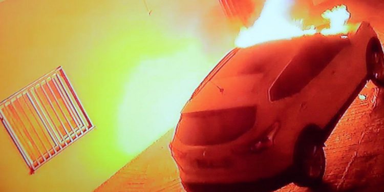 SON DAKİKA- YPS, 2 fabrika, bir çok iş yeri ve polise ait bir aracı imha etti