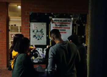 Kassel’de gençlerden afişleme çalışması