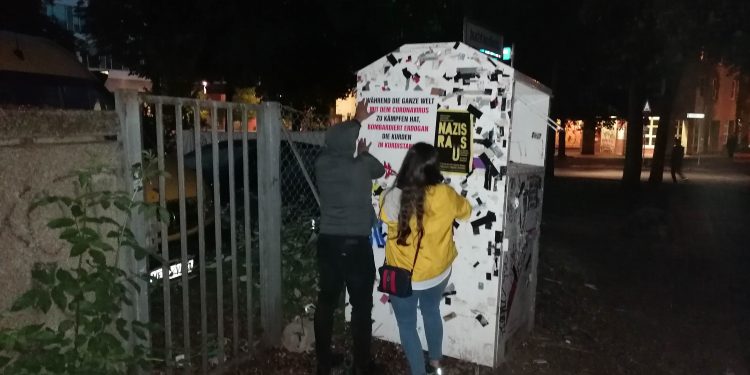 Kassel’de gençlerden afişleme çalışması