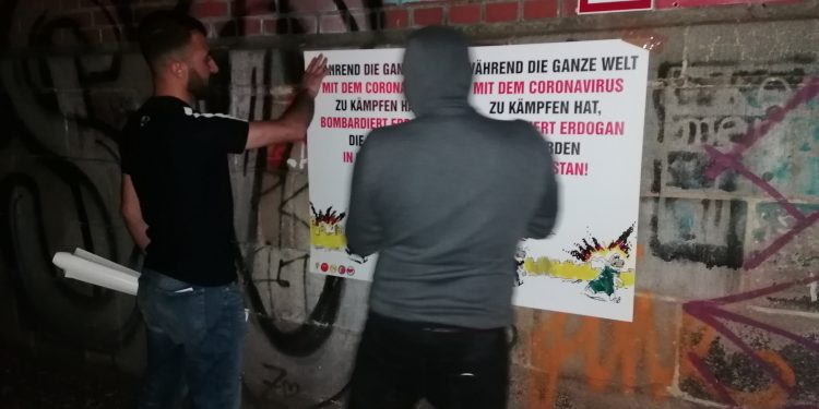 Kassel’de gençlerden afişleme çalışması