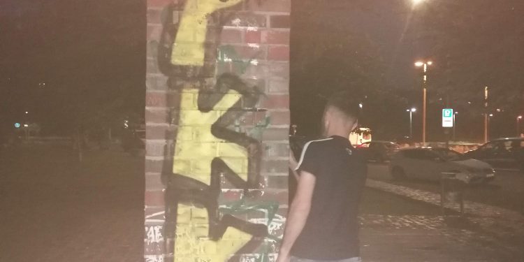 Kassel’de gençlerden afişleme çalışması