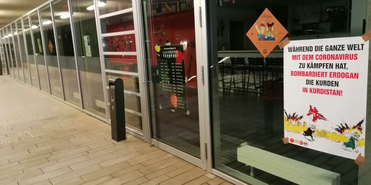 Kassel’de gençlerden afişleme çalışması