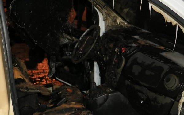 Adana’da bir araç yakıldı